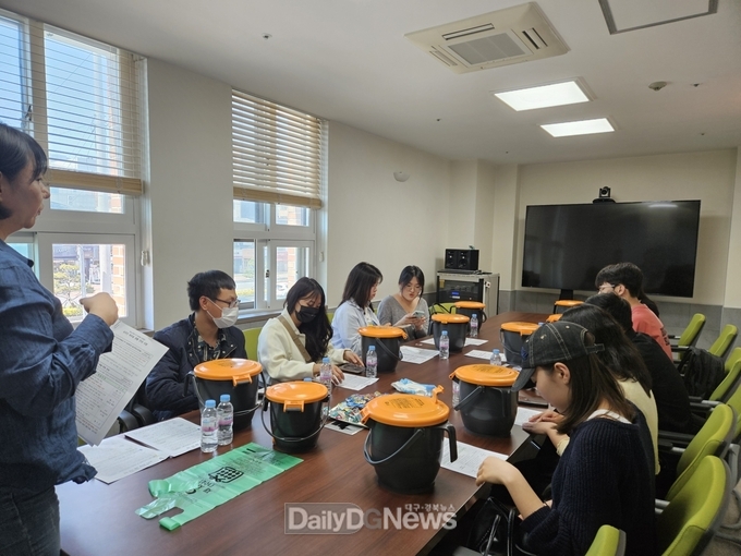 영남대 3개국 유학생 대표들과 함께 쓰레기 분리배출 방법 교육 실시