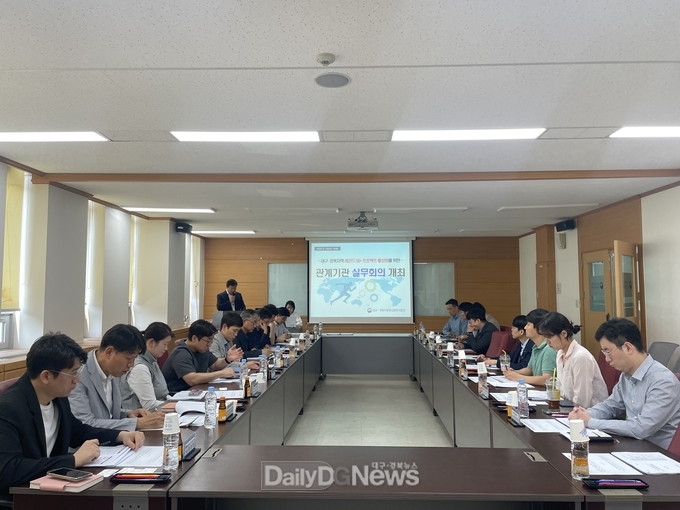 대경중기청. 대구·경북지역 레전드 50+ 프로젝트 활성화를 위한 관계기관 실무회의 개최 모습. (사진=대경중기청 제공)
