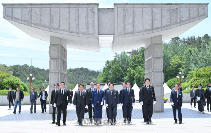 대구시. 국립5.18민주묘지 특별 참배 모습. (사진=대구시 제공)