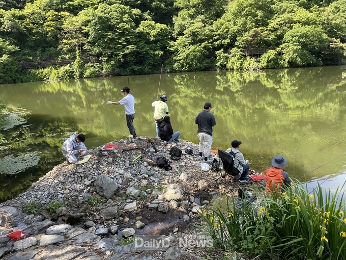유해외래어종 잡기대회에 참여하여 낚시를 하고 있는 참가자 모습. 한국산림복지진흥원 국립칠곡숲체원 제공