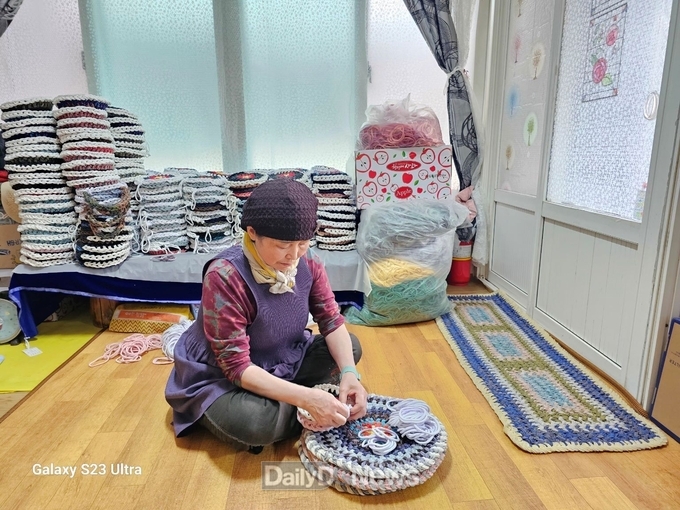 예천 할머니 세계 양궁선수들에게 따뜻한 마음 담은 방석, 키링, 가방 등 1,500점 이상 직접 만들어 선물