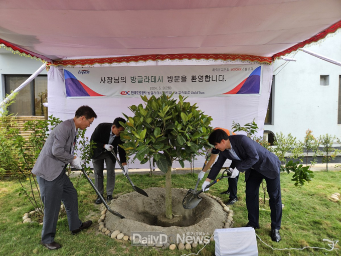 현장 사무실에서 5월 20일 한국도로공사 사장이 기념 식수를 하고 있다.