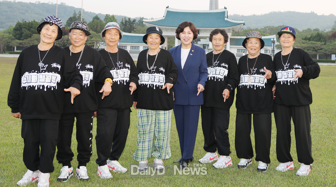 강정애 보훈부 장관(사진 왼쪽에서 다섯번째)이 5월 21일수니와 칠공주 할머니들과 랩을 부르며 일상의 삶에서 실천하는 보훈의 의미를 강조하고 있다.