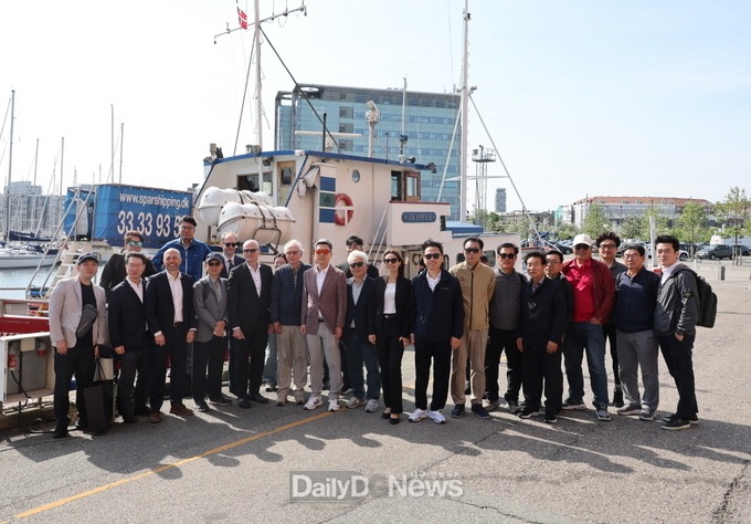 미들그룬덴 해상풍력단지 관계자와 기념 촬영.