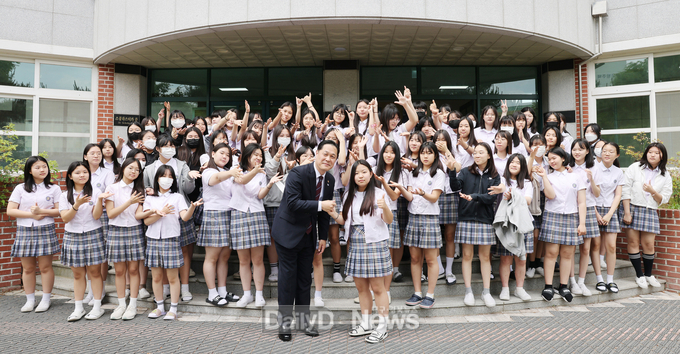 이희완 국가보훈부 차관, 여중생과의 약속 지키기 위해 한 중학교 깜짝 방문