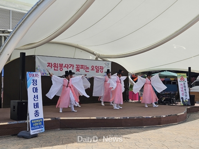 (사)군위군자원봉사센터, 군위읍 전통시장에서‘자원봉사가 꽃피는 오일장’행사 진행