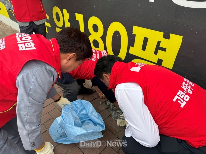 정희용 의원, 고령·성주·칠곡군 당원협의회 운영위원과 거리 환경정화 봉사활동!