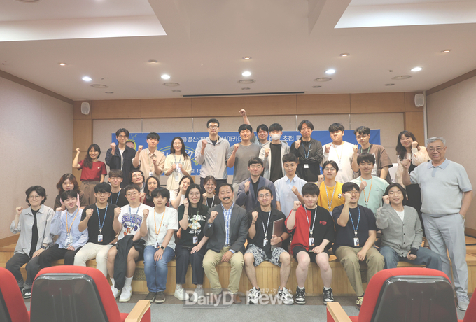 5월 25일 (재)경산이노베이션아카데미에서 ‘위기란? 새로운 기회가 주어지는 순간’을 주제로 한 강연 후 수강생들과 기념 촬영을 하고 있는 Ken Singer(UC Berkeley SCET 센터장, 맨 앞줄 왼쪽에서 7번째) 제공 : 경산이노베이션아카데미