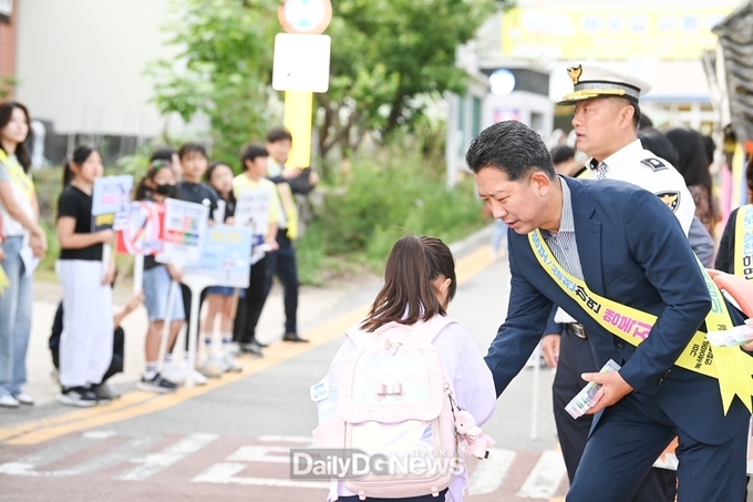 관계기관 합동 등굣길 교통안전 캠페인 전개
