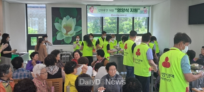 금오종합사회복지관에서 삼계탕 160인분 배식 봉사