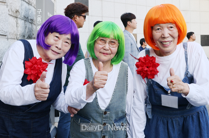 노래자랑 대회에서 인기상 받고 아이스크림 쏜‘구순 할머니’화제