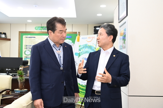 김충섭 김천시장(사진 왼쪽) 남성현 산림청장, 김천시 임산물 가공 현장 방문