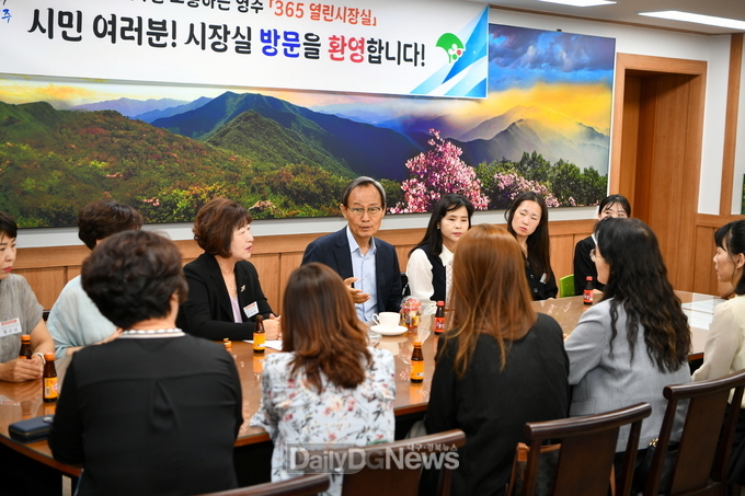 박남서 영주시장이 저출산 시대 보육정책 발전방안 대해 답변 하고 있다