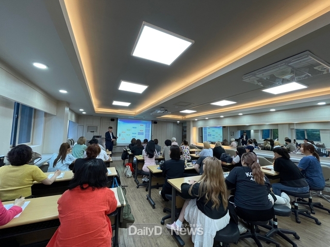 대구공업대학교 헤어디자인과. 미용인들을 위한 세무 교육 진행 모습. (사진=대구공업대 제공)