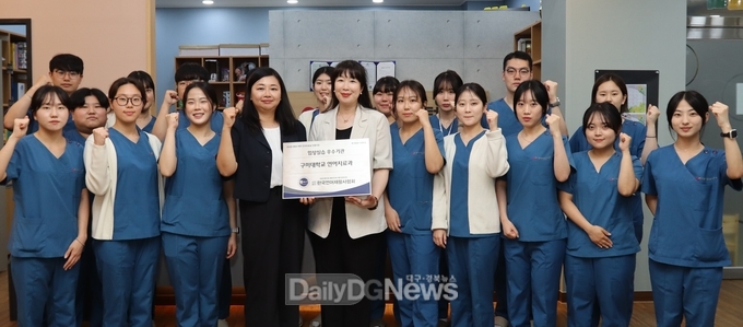 구미대 언어치료과 박영미 학과장(앞줄 왼쪽에서 다섯 번째)이 명판을 들고 학생들과 기념촬영을 하고 있다.