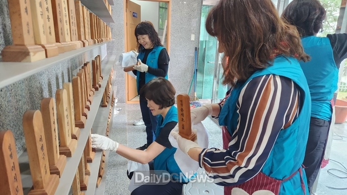 예천군부부봉사단·호명가족봉사단, 충혼탑 환경정비 봉사활동 펼쳐