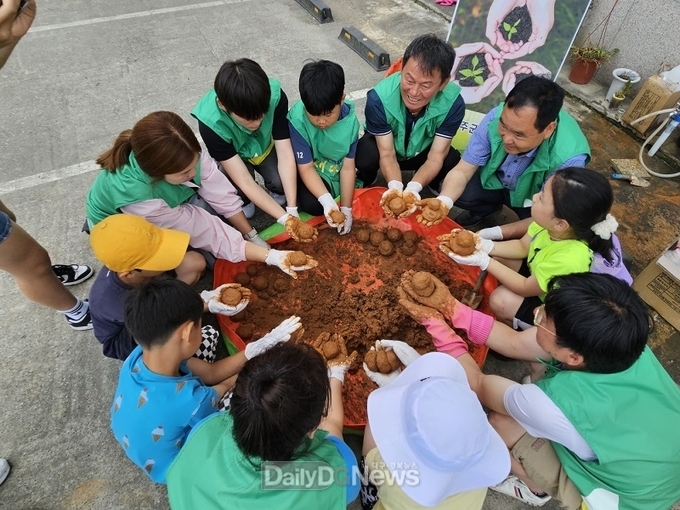 청년새마을연대와 함께하는 EM(유용미생물)흙공 만들기