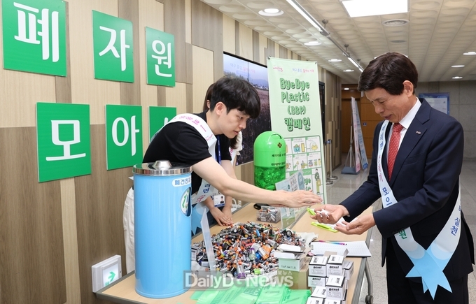 대구 달서구. 폐의약품 분리수거, 폐건전지 등 자원재활용 교환행사 실시 모습. (사진=달서구 제공)