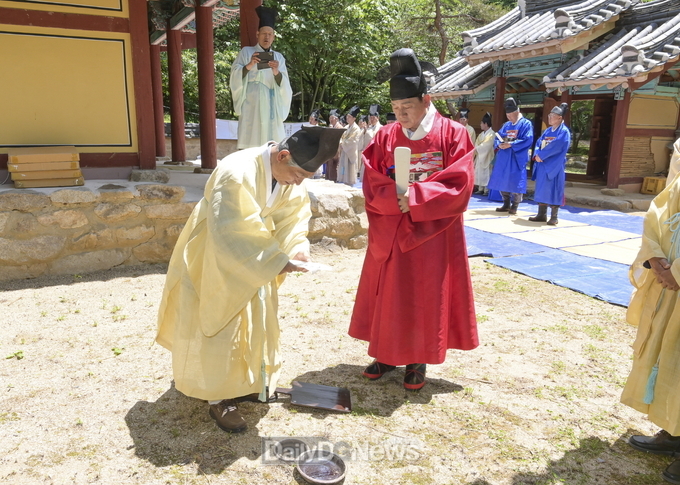 문경새재, 충렬사 신길원 현감 향사 봉행