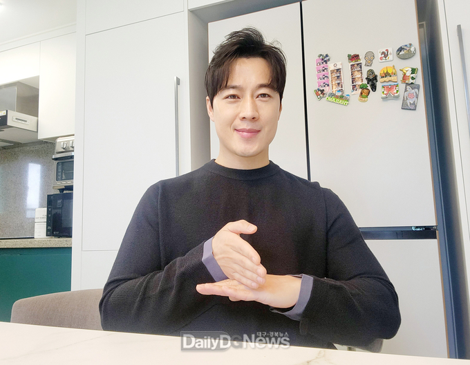6월 4일, “보훈은 집에서 가족과 함께” 특전사 장교 출신으로 칠곡군 홍보대사와 인기 예능 프로그램인 강철부대에서 마스터를 맡고 있는 최영재씨가 4일‘집에서 감사’ 챌린지를 하고 있다.