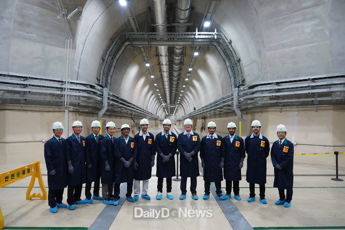 6월 5일 UAE원자력공사(ENEC)와 Nawah 에너지 컴퍼니 관계자들이 1단계 동굴처분시설 현장을 방문했다.(Nawah 벤 후안 조셉 부사장(오른쪽 5번째), 산업부 김진 국장(왼쪽 4번째), 한국원자력환경공단 조성돈 이사장(왼쪽 3번째))