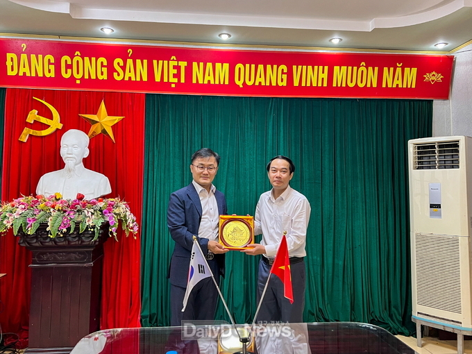 송호준 영주부시장이 phi Ngoc thanh 노동보훈사회부 국장과 타이빈성 방문 기념패를 들고 기념사진을 찍고있다