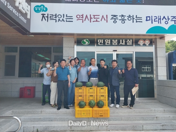 남상주 농협 박신후씨, 청리면 관내 경로당에 수박 전달