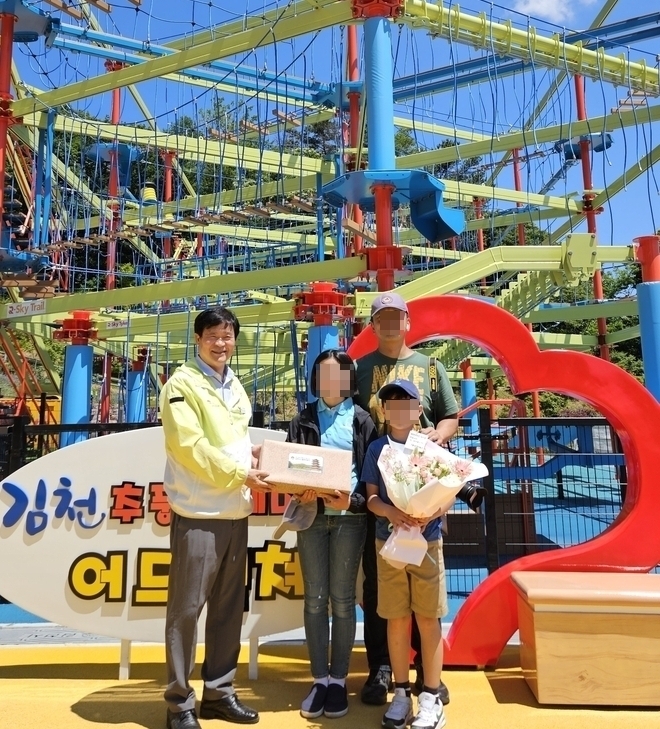 김천시 시설관리공단,“추풍령테마파크”첫 결제 고객에게 꽃다발 및 상품 증정