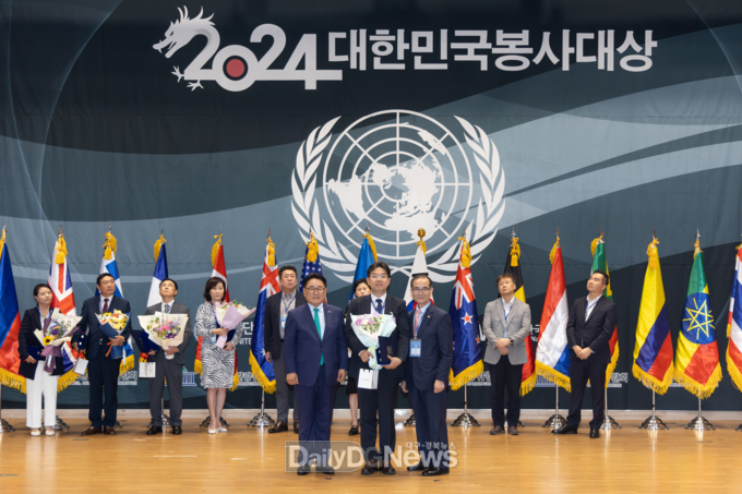 6월 11일 국회의원회관 대회의실에서 진행된 ‘2024 대한민국 봉사대상 시상식’에서 왼쪽부터 한국유엔봉사단 유준상 부총재, 한국도로공사 백상현 홍보실장(대리수상), 한국유엔봉사단 안헌식 이사장이 기념촬영을 하고 있다.