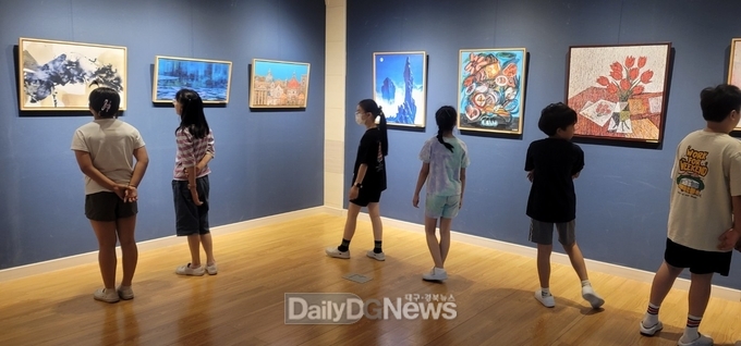 학교 안 작은 미술관 작품 순환전시