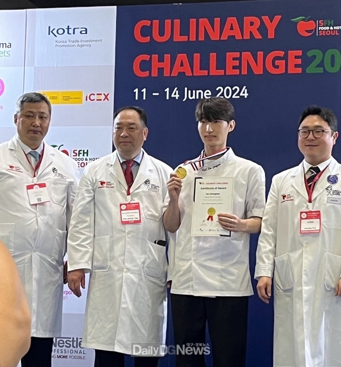 대구공업대학교 호텔외식조리계열 이종서 학생이. ‘CULINARY CHALLENGE 2024 Korea`s World Class Culinary Competition’에서 금상을 수상하고 기념촬영을 하고 있다. (사진=대구공업대 제공)