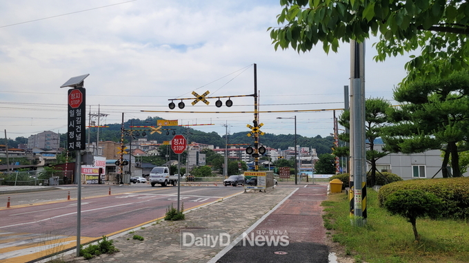 영주시는 7월부터 이산 철도건널목 안전시설 개량공사를 시행한다(건널목 현장).