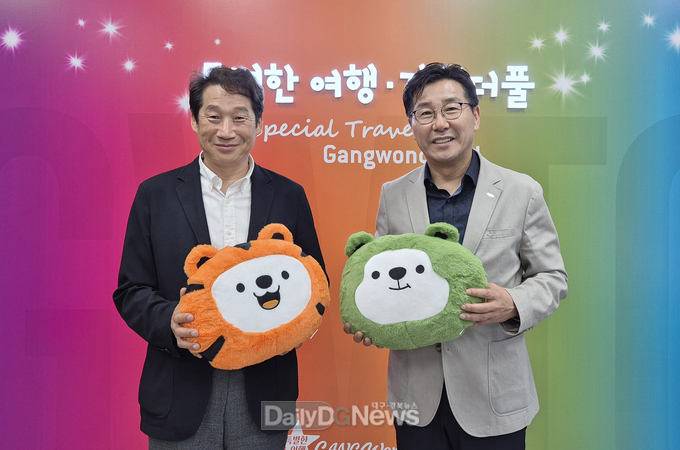 김남일 경북문화관광공사 사장(왼쪽)과 최성현 강원관광재단 대표이사가 6월 18일 간담회 후 기념촬영을 하고 있다.