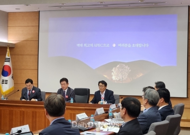  주낙영 경주시장(왼쪽) 7일 외교부에서 열린 최종 프리젠테이션에 설명과 답변을 하고 있다