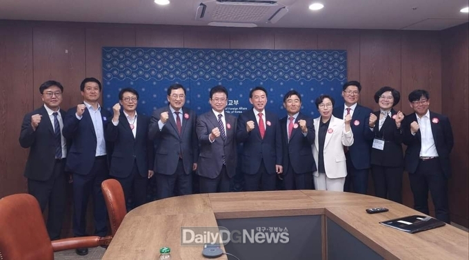  주낙영 경주시장(왼쪽 네번째)을 비롯해 이철우 경북지사 김석기 국회의원 등이 PT발표전 필승 퍼포먼스를 하고 있다