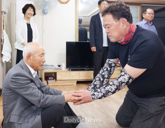 마을 지키다 전사한 장병 유가족에게 무릎 꿇고 큰 절한 이장 