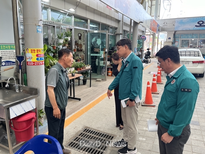 대경중기청. 여름철 호우기간 대비 지역 전통시장 현장점검 실시 모습. (사진=대경중기청 제공)
