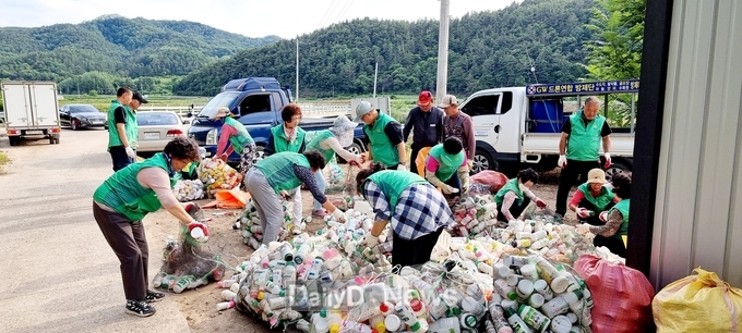 군위군 산성면 남․녀 새마을지도자, 농약 빈병 수집·분리수거 실시