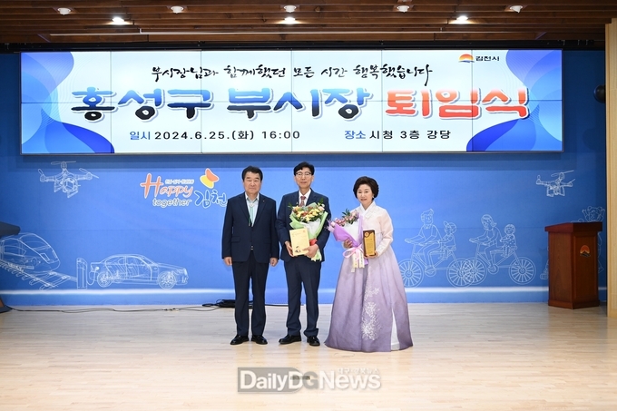 홍성구 김천시 부시장, 성금 전달로 더욱 영예로운 퇴임!