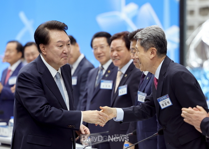 지난 20일 이차전지종합관리센터에서 열린 제9차 지방시대위원회에서 포항시는 기회발전특구로 지정됐다 .윤석열 대통령과 인사를 나누고 있는 이강덕 포항시장.