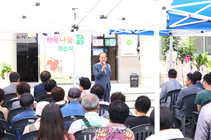 류한국 서구청장이 지난 26일 '행복나눔 곳간' 개소식에서 인사말을 하고 있다. (사진=서구 제공)