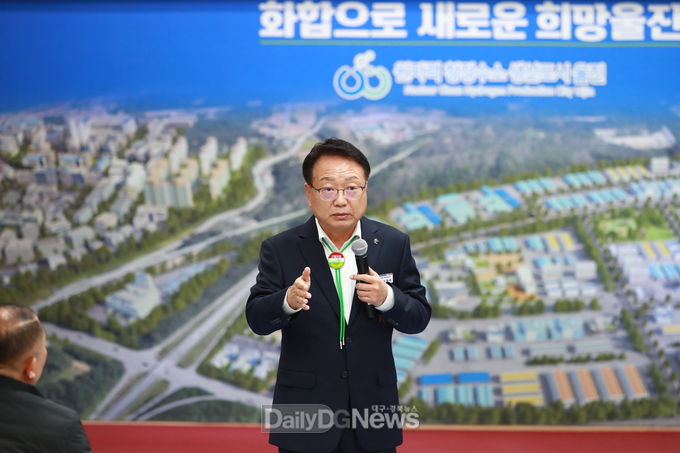손병복 울진군수가 올해 초 기자간담회에서 울진 원자력수소 국가산단 추진현황을 설명하고 있는 모습