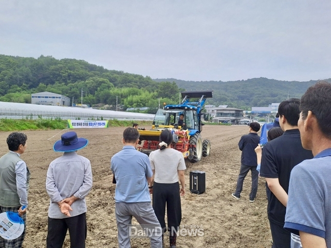 토양 병해충 방제용 토양소독기 현장 연시회 개최