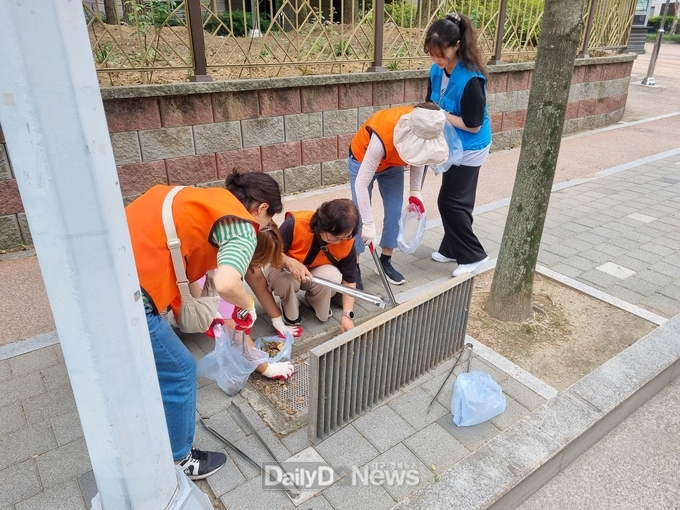 달성군자원봉사센터는 지난 27일 장마철 집중호우로 인한 침수재난 피해를 예방하기 위해 빗물받이 정화활동을 했다. (사진=달성군 제공)