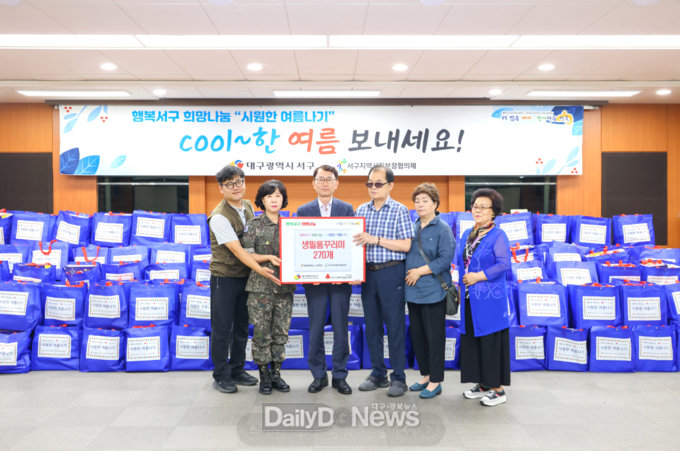 대구 서구는 저소득 취약계층을 대상으로 냉방용품(소형냉장고) 및 생필품꾸러미를 지원한다. (사진=서구 제공)