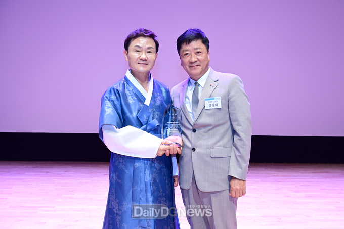 고령군, 경상북도 선정 지방세 성실납세자 표창패 전달