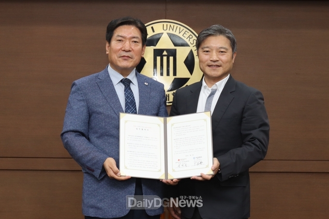 이승환 총장(우)과 지정식 원장(좌)이 협약 후 기념 촬영을 하고 있다.