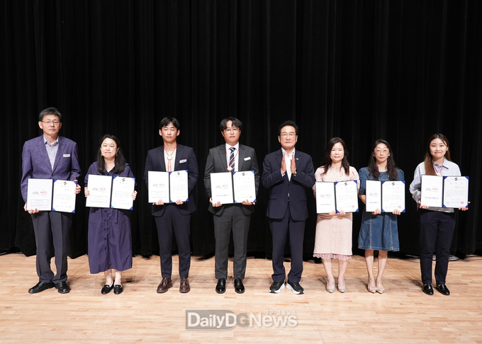영천시는 지난 2일 2024년 상반기 민원친절 BEST 공무원 3명을 선발해 직원 정례회에서 시상했다.