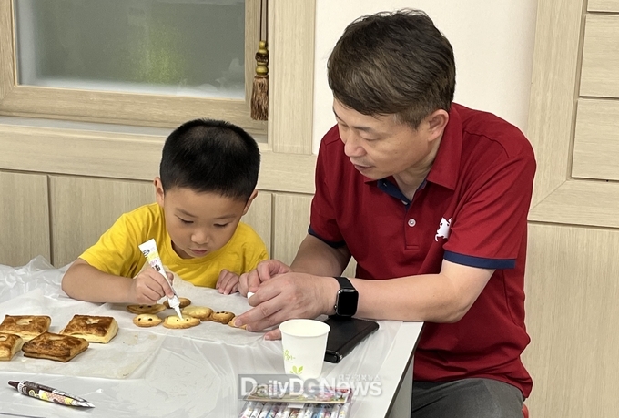 아빠와 아이가 함께하는 베이킹 체험 