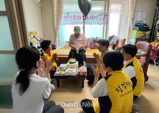 군위읍, 생신축하로 지역 내 온정 나눠